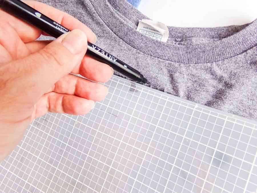Σημειώστε τα τετράγωνα για το DIY T-shirt κουβέρτα No-Sew Project