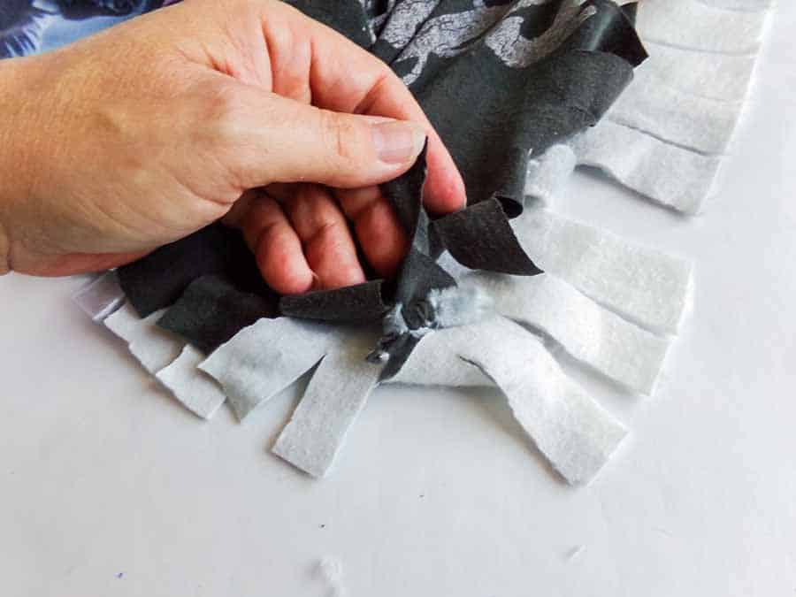 Ράψτε το fleece σε κουβέρτα μπλουζάκι