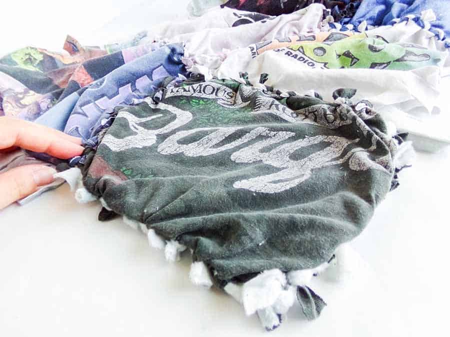 Τελειωμένη κουβέρτα DIY T-shirt No-Sew Project