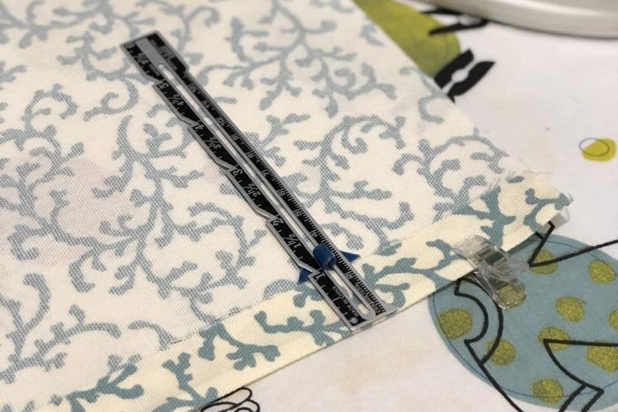 Μέτρηση του υφάσματος για DIY πλαστική σακούλα