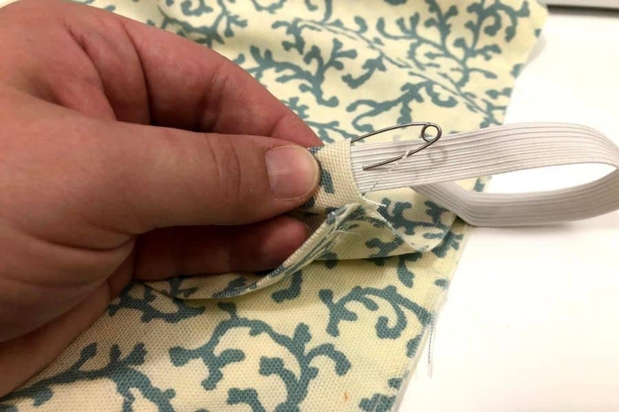 Βάζοντας το clothespin σε υλικό