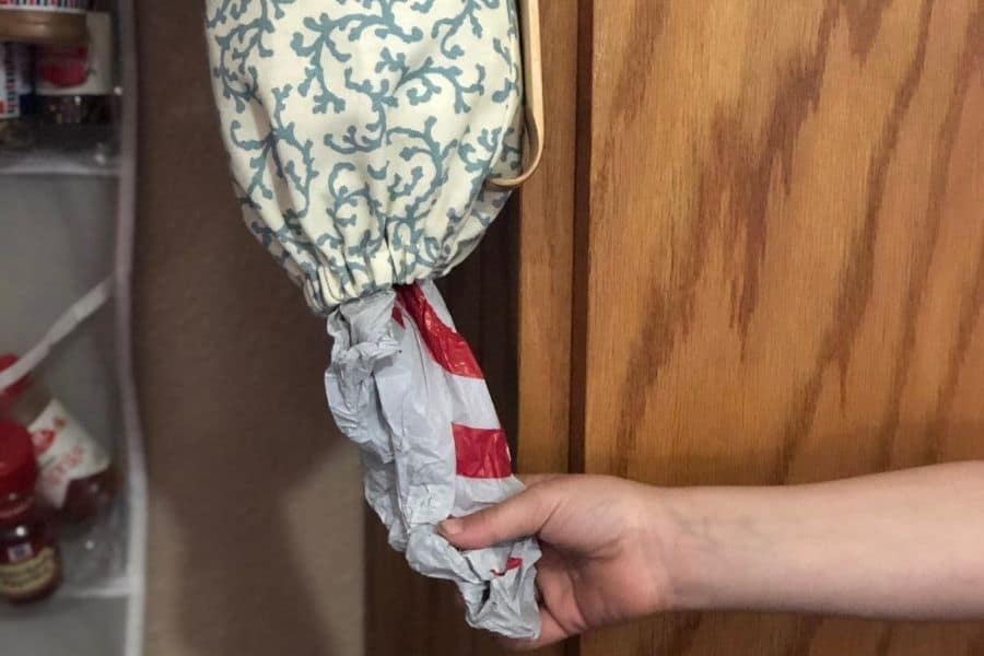 τραβώντας σακούλες από το κάτω μέρος του DIY πλαστικής σακούλας
